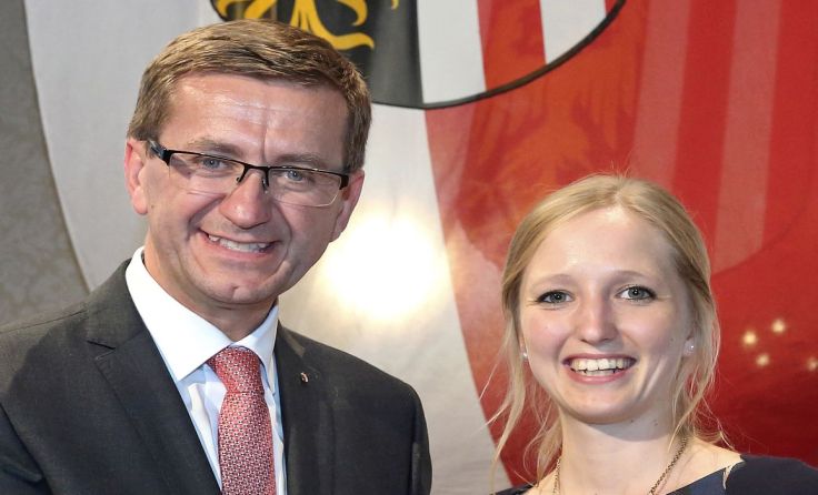 Jaqueline Kreilhuber mit Landesrat Markus Achleitner Foto: Land OÖ/Kauder
