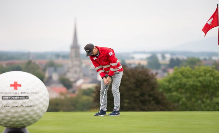 Abschlag für den guten Zweck am 17. August im Golfclub Herzog Tassilo Foto: OÖRK/Sieghartsleitner