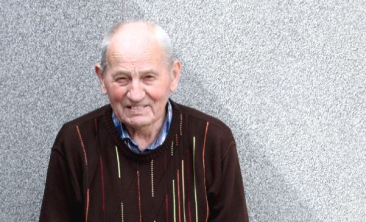 Adolf Aichinger mit einem Fossilienfund aus der Enns Foto: Aichinger 