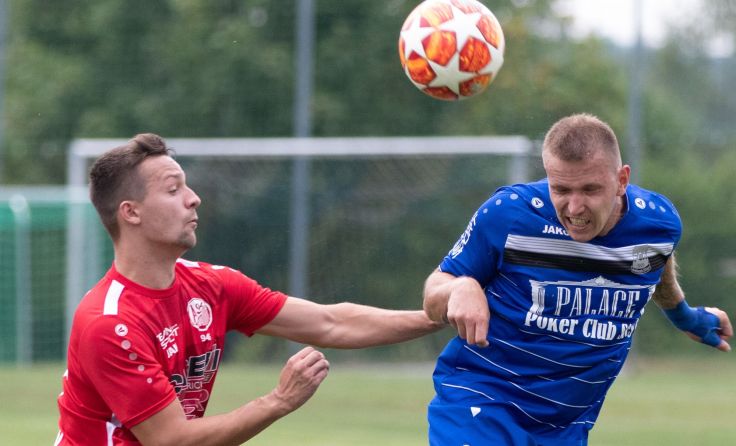 Aschach, rechts Stefan Zeilinger, unterliegt dem ASK St. Valentin. Foto: Moser