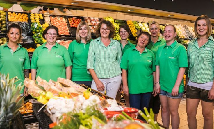 Maria Weinberger und ihr Team im renovierten Markt Foto: Adeg/Haschka