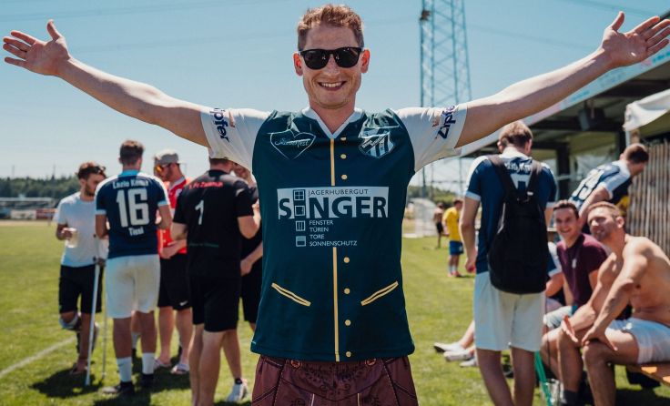 Schiedlberg-Kapitän Thomas Singer im Oktoberfest-Trikot Foto: Union Schiedlberg