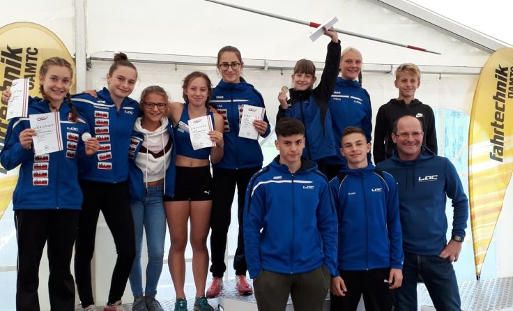 Das erfolgreiche U16-Team mit Trainer Peter Schwarz Foto: LAC Amateure