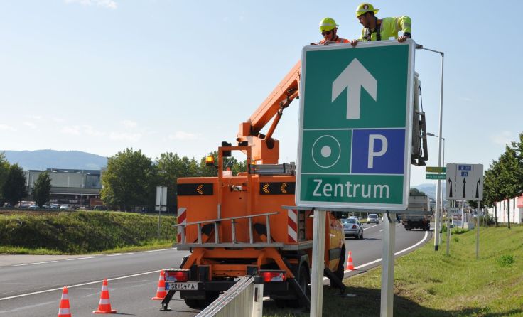 Mitarbeiter der Kommunalbetriebe Steyr montieren die Hinweistafeln. Foto: Magistrat/Presse