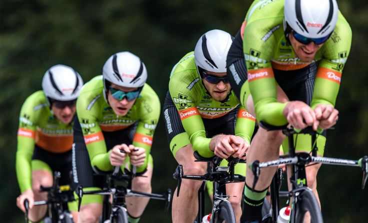 Das Steyrer Hrinkow-Team mit seinen Hightech-Zeitfahrmaschinen Foto: Eisenbauer