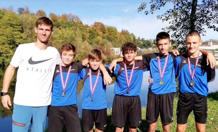 Coach Daniel Schlager mit seinem siegreichen Burschenteam. Foto: SMS Steyr