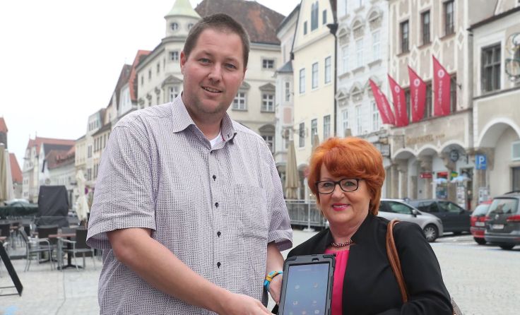 Markus Schaumberger und Gemeinderätin Rosi Hieß Foto: FF Steyr