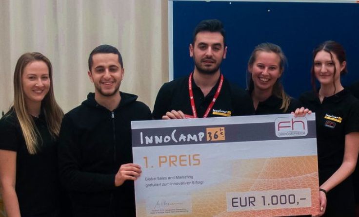 Die Gewinner-Gruppe erhielt einen Scheck in Höhe von 1.000 Euro. Foto: FH OÖ
