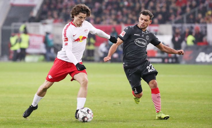 Kevin Stöger (rechts) im Duell mit Marcel Sabitzer von RB Leipzig Foto: gepa/Sven Sonntag
