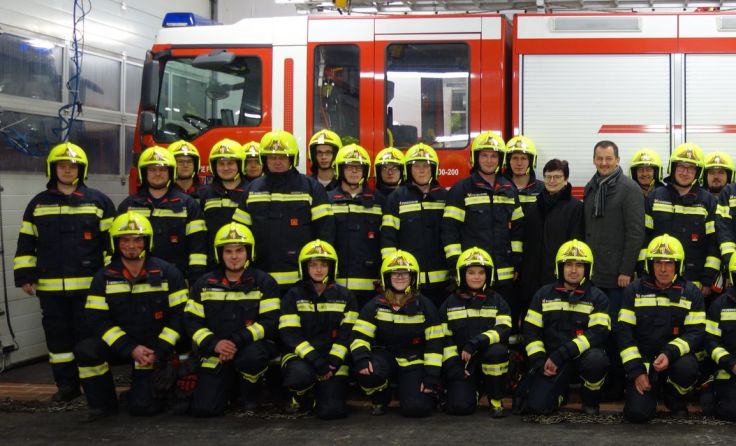 Wolferns Feuerwehrleute in der neuen Einsatzkleidung Foto: FF Wolfern