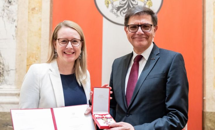 Bundesministerin Margarete Schramböck mit Karl-Heinz Rauscher Foto: BMDW/Ch. Dunker
