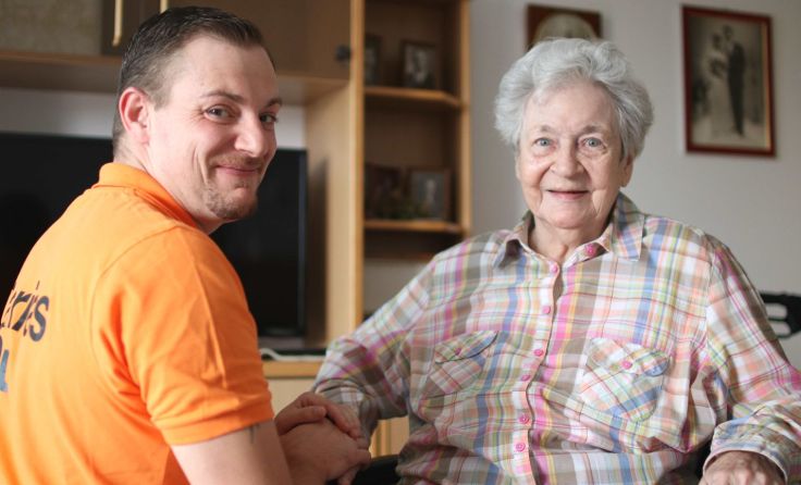 Einmal pro Woche kommt Dominik Mayer ins Seniorenwohnhaus nach Bad Hall. Foto: Caritas