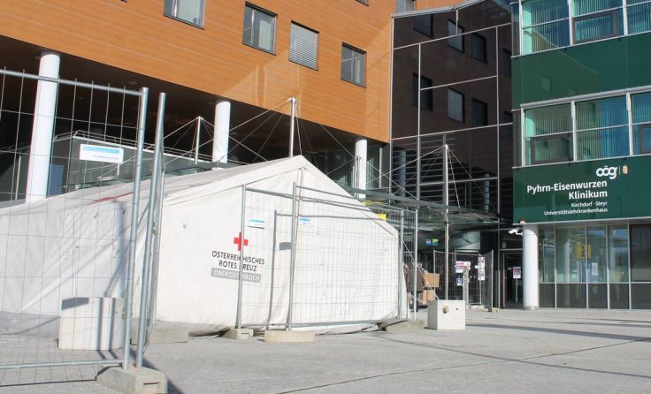 Beim Haupteingang des PEK Steyr wurde eine Zugangsschleuse errichtet. Foto: rh
