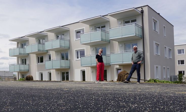 Ruth Pohlhammer und Reinhard Kaufmann vor dem Neubau Foto: Grüne