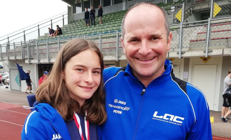 Veronika Schwarz mit Vater und Trainer Peter Foto: LAC Amateure
