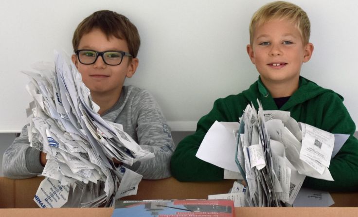 Maximilian und Jonas waren die Glücksengerl bei der letzten Ziehung. Foto: Marktgemeinde Sierning
