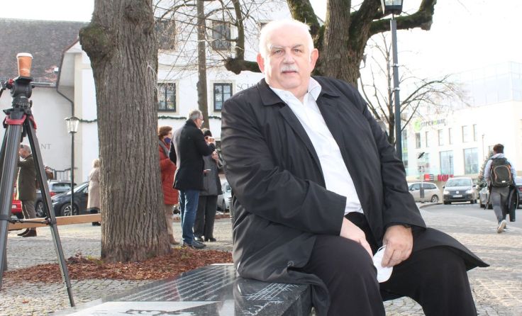 Vizebürgermeister Willi Hauser auf der „singenden Bank“. Foto: rh