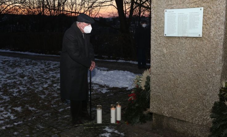 Franz Weiss stellte die Gedenk-Kerze für seinen Vater, Johann Weiss, ab. Foto: Mader