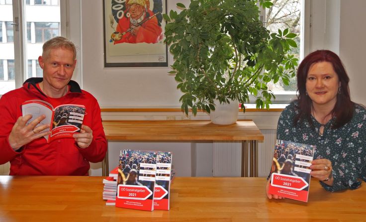 Sabine Engleitner-Neu und Andreas Brich mit dem neuen Sozialratgeber. Foto: SPÖ