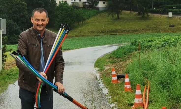 Bürgermeister Karl Mayr freut sich über den Ausbau des Glasfasernetzes. (Foto: Gemeinde)