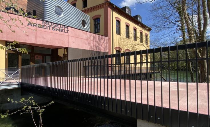 Brücke zum Museumseingang. (Foto: Hartl Metall)