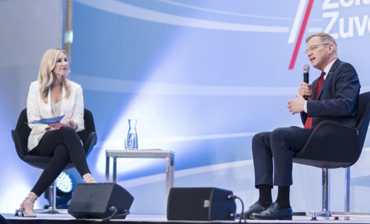 Thomas Stelzer mit Moderatorin Nina Kraft (Foto: OÖVP/Mayrhofer)