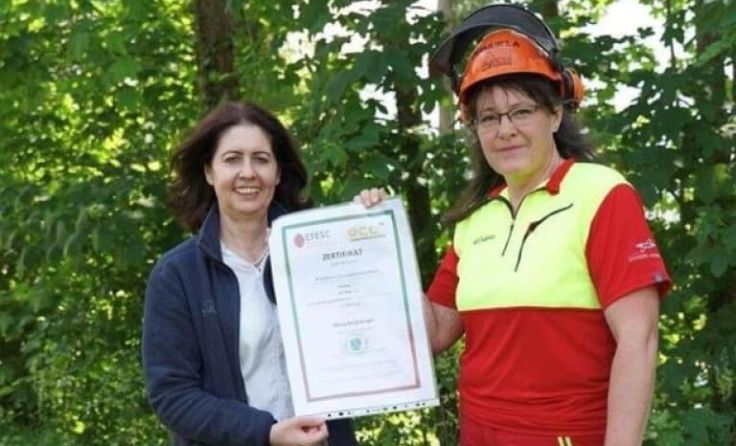 FAST-Leiterin Hermine Hackl (links) gratuliert Manuela Dickinger (Foto: Waldcampus Österreich)