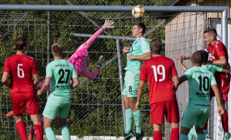 Simon Weiss (ganz rechts) trifft zum 1:0 für Schlierbach. (Foto: Moser)