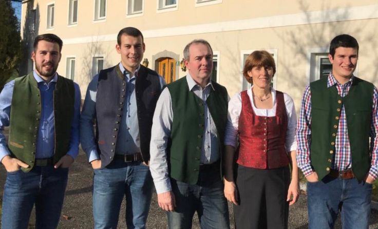 Karl und Gerlinde Raindl mit ihren Söhnen Philipp, Markus und Julian (Foto: privat)