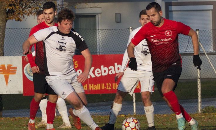 Adlwang (in Rot) fertigte Großraming mit 5:0 ab. (Foto: geh)