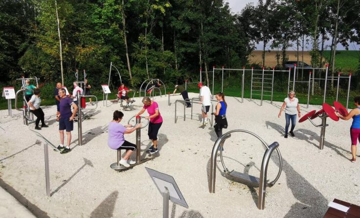 Jung und Alt können im Bewegungspark kostenlos trainieren. (Foto: Gemeinde)