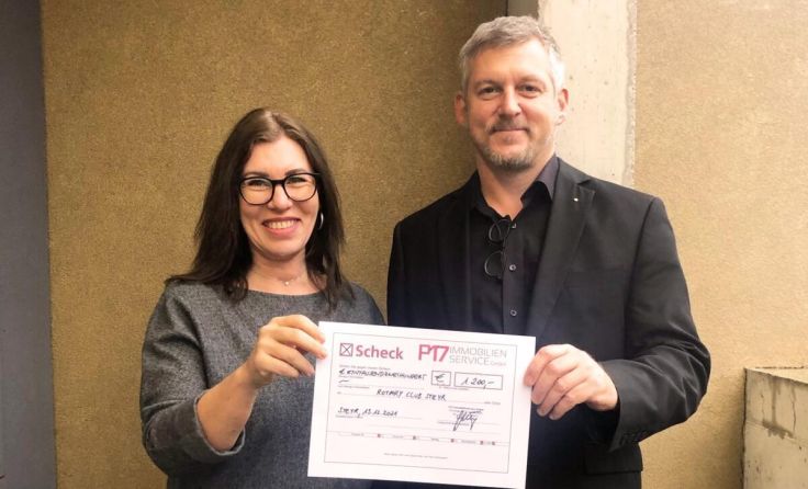 Sieglinde Auinger übergibt dem Spendenscheck an Gernot Hertl (Foto: P17)