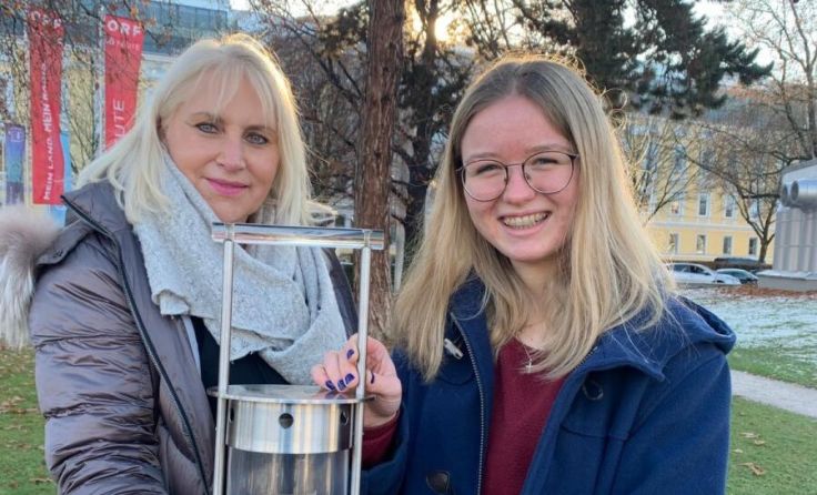 Benita Baschinger (rechts) übergab das Friedenslicht an Angelika Winzig. (Foto: privat)