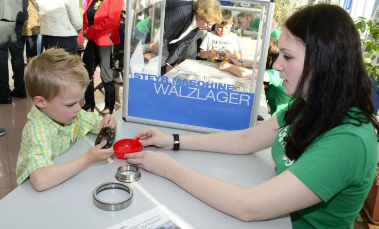 Kinder können sich zum Beispiel mit Wälzlagern beschäftigen. (Foto: Archiv/TIC Steyr)