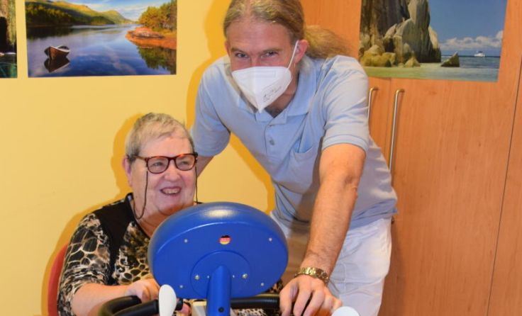 Elisabeth Sternwieser mit Physiotherapeut August Marschall (Foto: LPBZ Christkindl)
