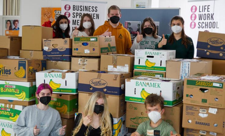 Schüler der HAK Steyr packten unzählige Kisten. (Foto: HAK Steyr)