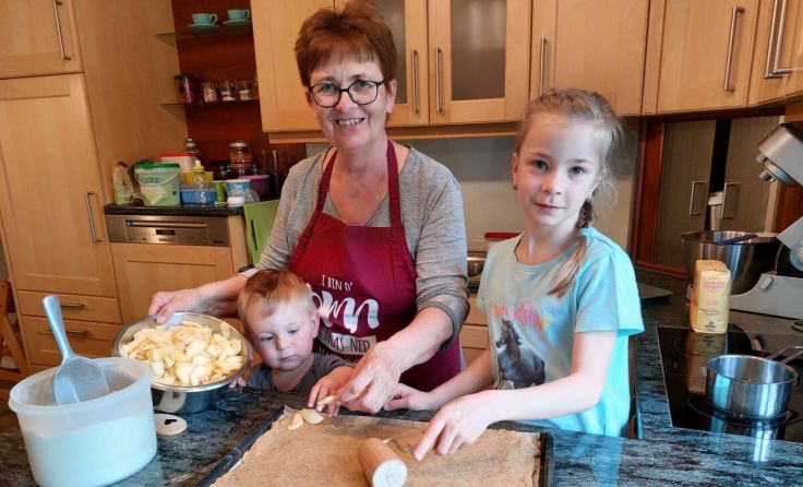 Emilie Staudinger beim Kochen mit ihren Enkelkindern Vincent und Hannah (Foto: privat)