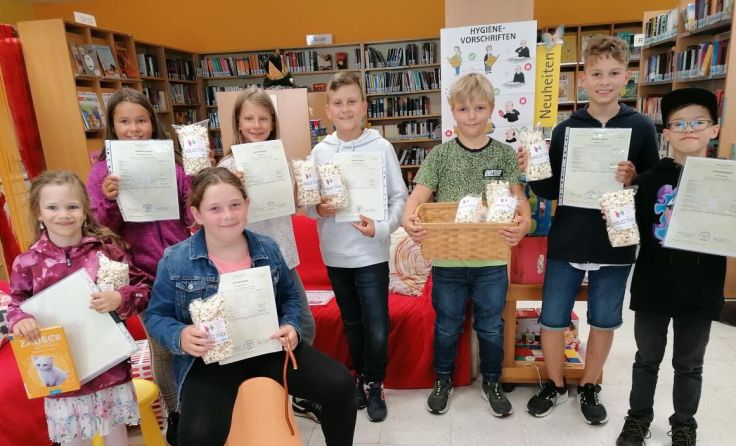 Für das Zeugnis wurden die Schüler in der Bücherei mit regionalem Popcorn belohnt. (Foto: privat)
