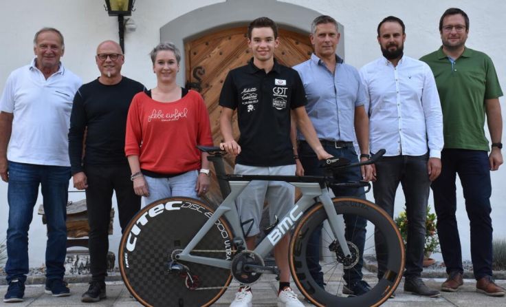 Sebastian Fuchs (Mitte) mit Bürgermeister Gerhard Klaffner (links) und Sponsoren. (Foto: Fuchs)