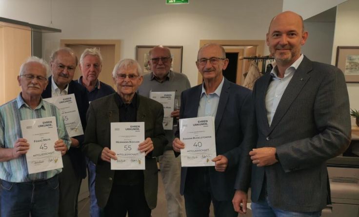 ÖAAB-Obmann Markus Spöck (rechts) mit geehrten Mitgliedern. (Foto: ÖVP Steyr)