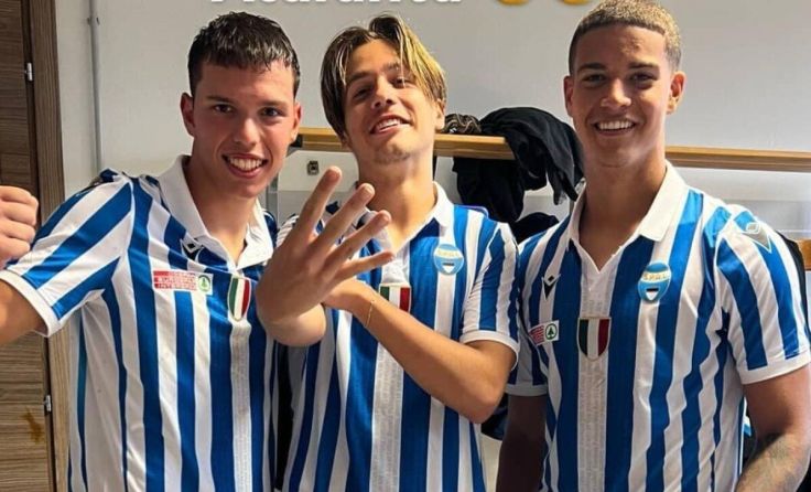 Thomas Jungbauer (rechts) feiert mit seinen Teamkollegen drei Punkte. (Foto: privat)