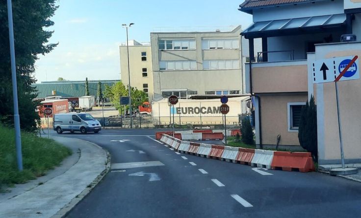 Die Fahrbahn-Verengung am Voglberg wurde wieder abgebaut. (Foto: rh)