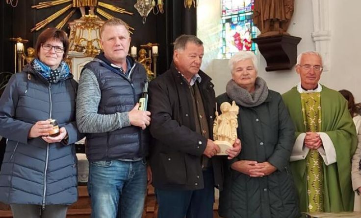 Renate und Karl Amon erhielten eine Statue des Heiligen Sebald (Foto: privat)