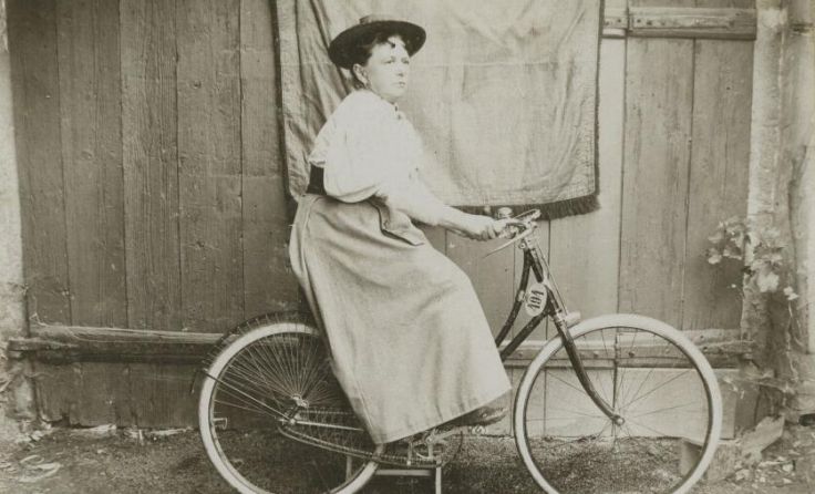 Marianne Kautsch auf einem Fahrrad, wohl Steyr 1897 (Foto: Landeskultur GmbH)