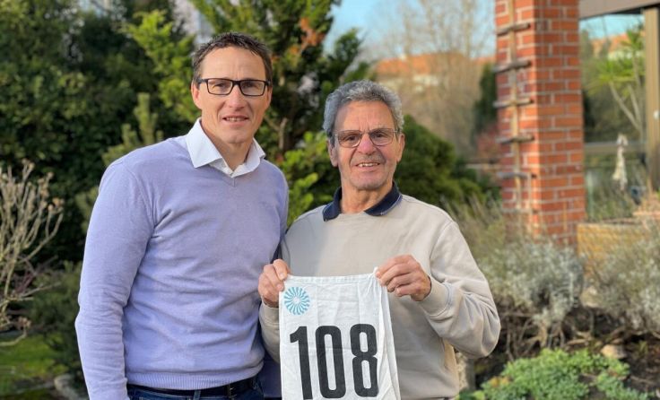 Günther Briedl (links) übergab die Startnummer an Kurt Presslmayr. (Foto: privat)
