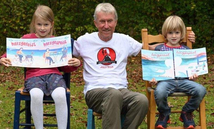 Jorgos Trompeter mit seinen Enkelkindern Paula und Jonathan. (Foto: Trompeter)