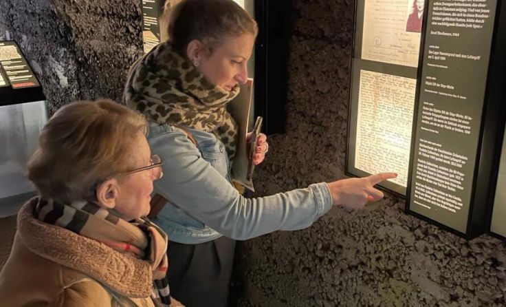 Yolande Rouchetel Pioger und ihre Tochter Anne-Laure im Stollen der Erinnerung. (Foto: Verein MAW)