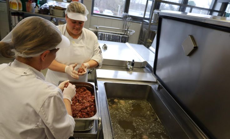 APS-Mitarbeiterinnen beim Zubereiten von Leberknödel. (Foto: APS)
