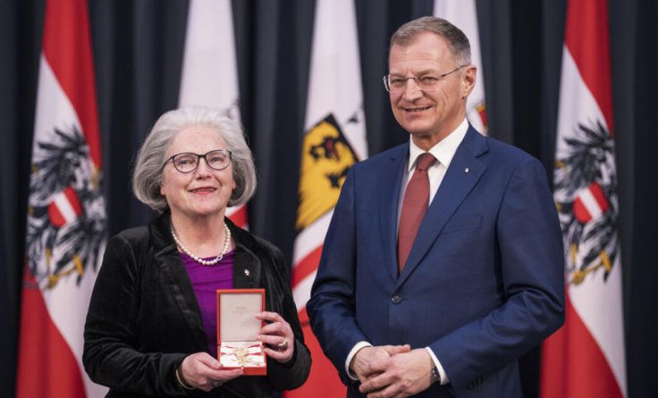 Ursula Voglsam mit Landeshauptmann Thomas Stelzer (Foto: Land OÖ)