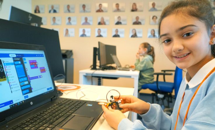 Dilek-Aleyna (8) programmiert voller Begeisterung hier mit Microbits (Foto: TIC Steyr/CoderDoja)